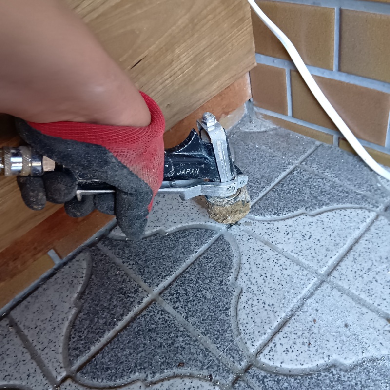 床にシロアリ駆除剤を注入