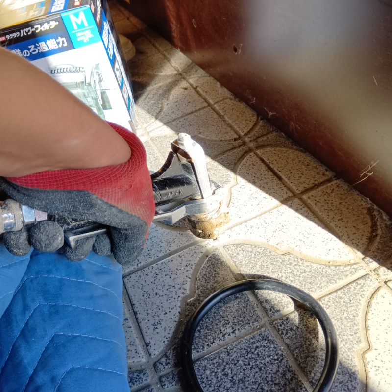 床にシロアリ駆除剤を注入