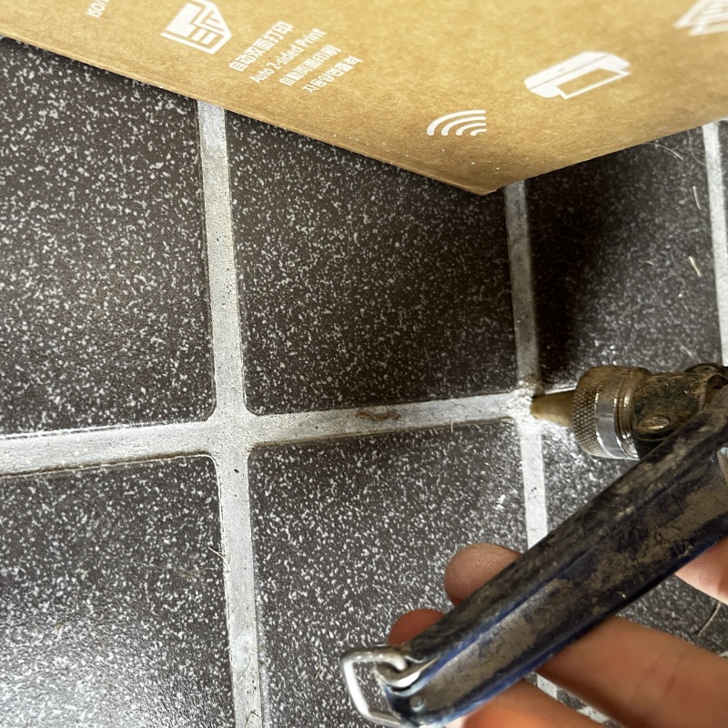 玄関の床にシロアリ駆除剤を注入