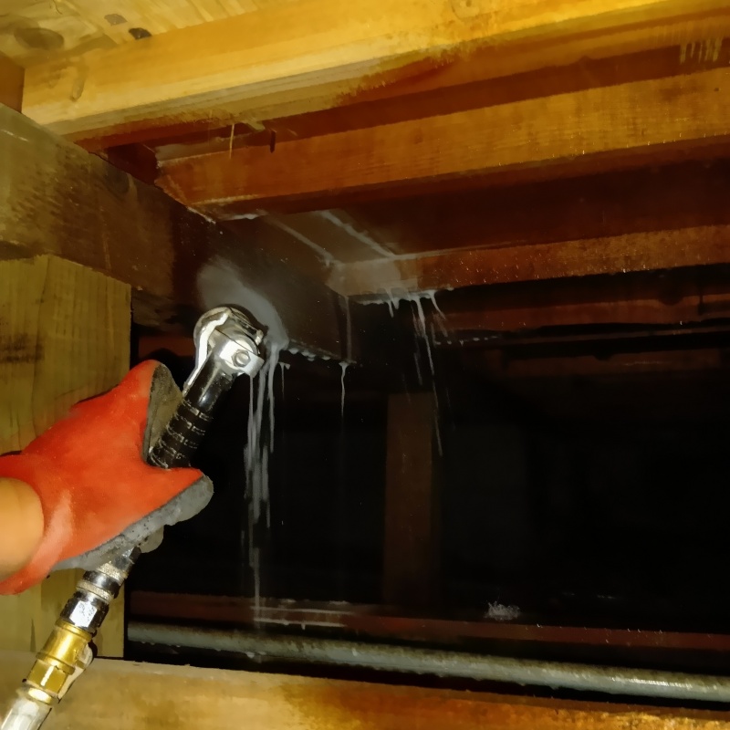 床下の木材にシロアリ駆除剤を散布