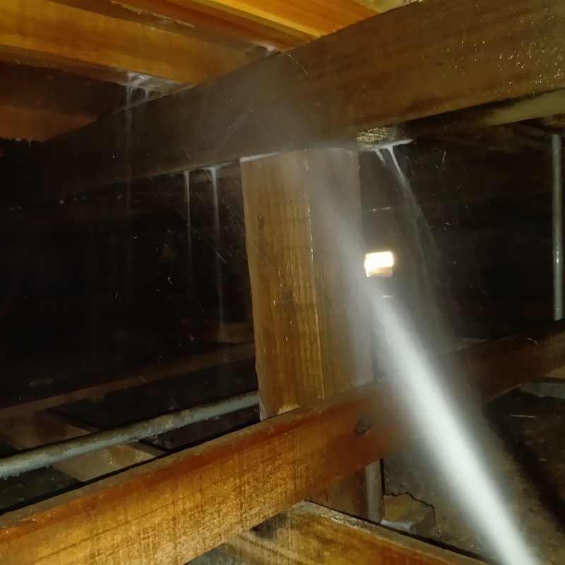 床下の木材にシロアリ駆除剤を散布