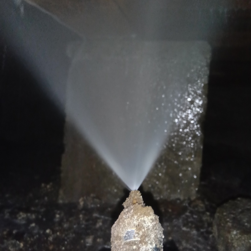 床下の木材にシロアリ駆除剤を散布