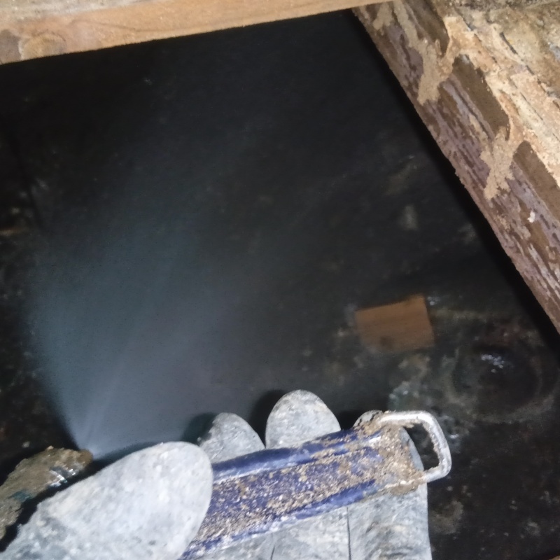 床下の地面にシロアリ駆除剤を散布