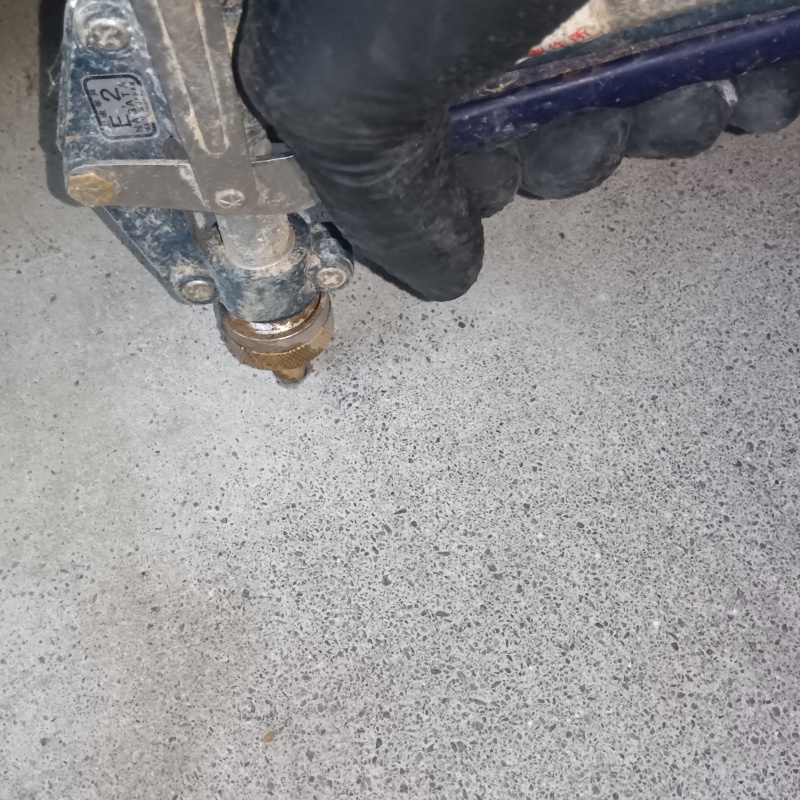 床にシロアリ駆除剤を注入