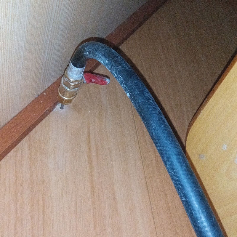 床にシロアリ駆除剤を注入