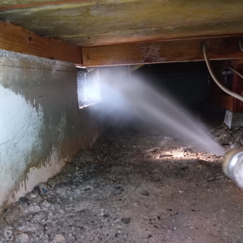 床下の木材にシロアリ駆除剤を散布