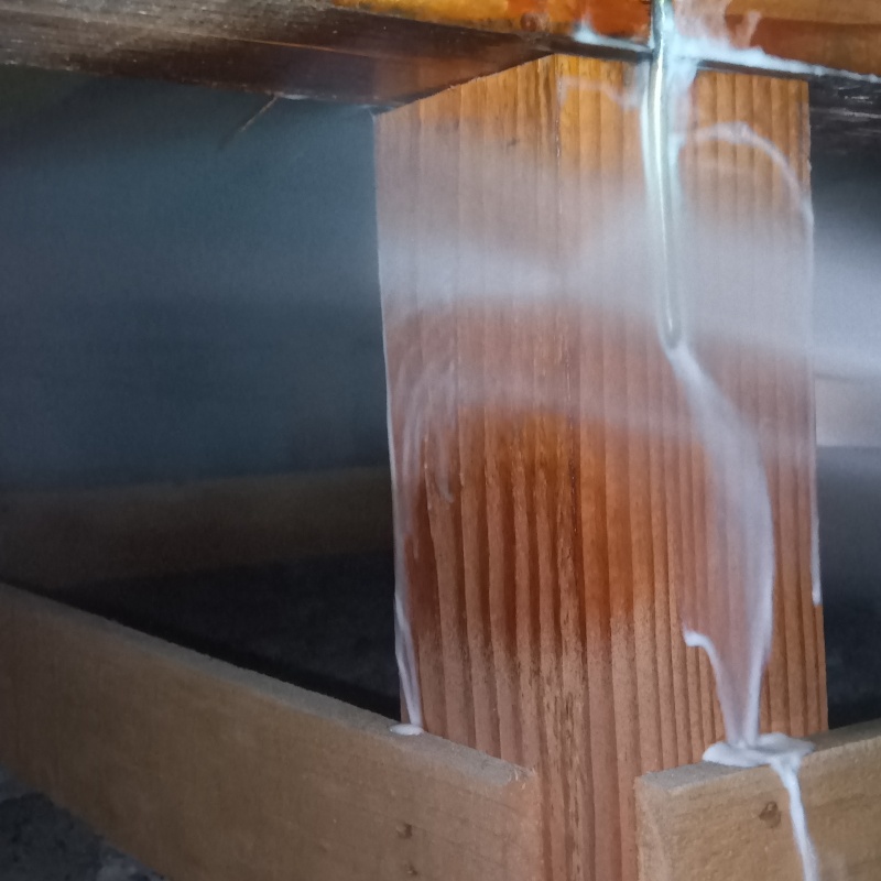 床下の木材にシロアリ駆除剤を散布