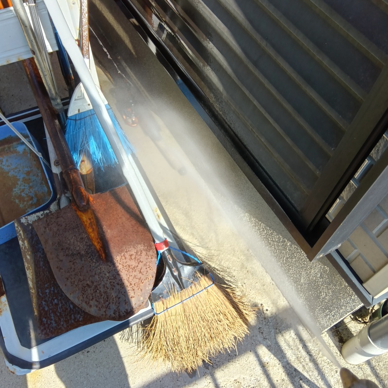 屋外の地面にシロアリ駆除剤を散布