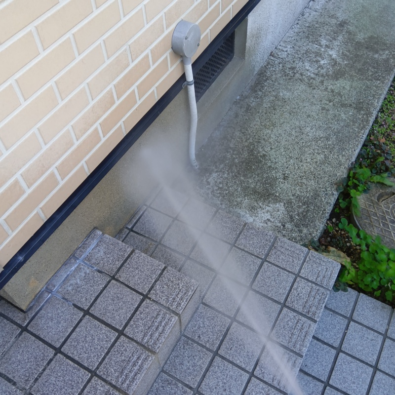 建物の外周にシロアリ駆除剤を散布