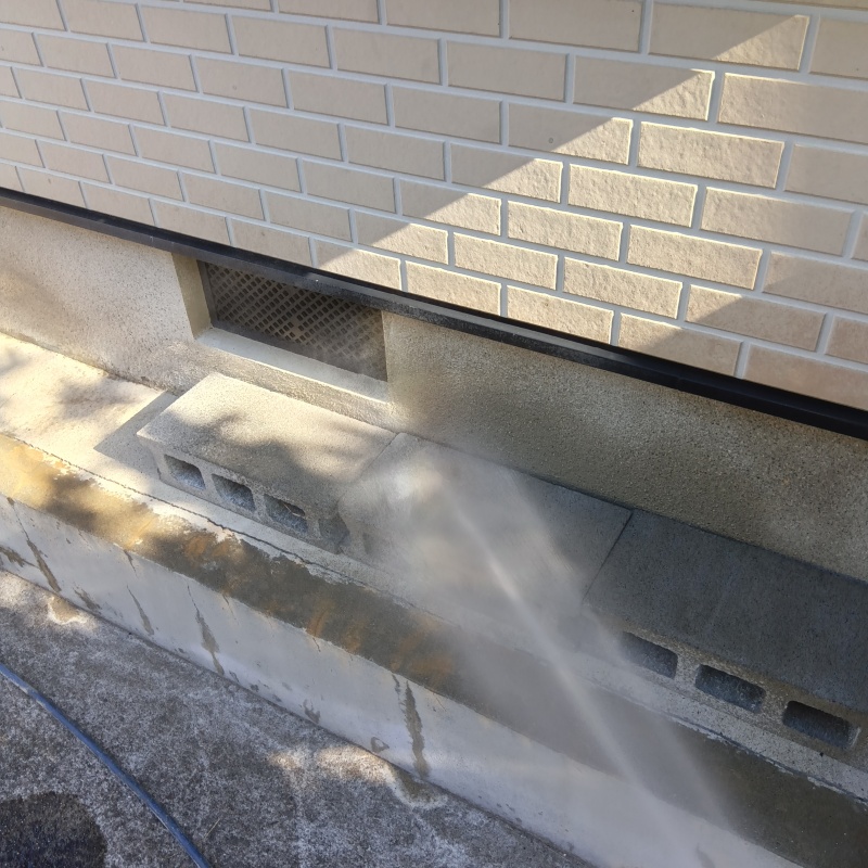 建物の外周にシロアリ駆除剤を散布