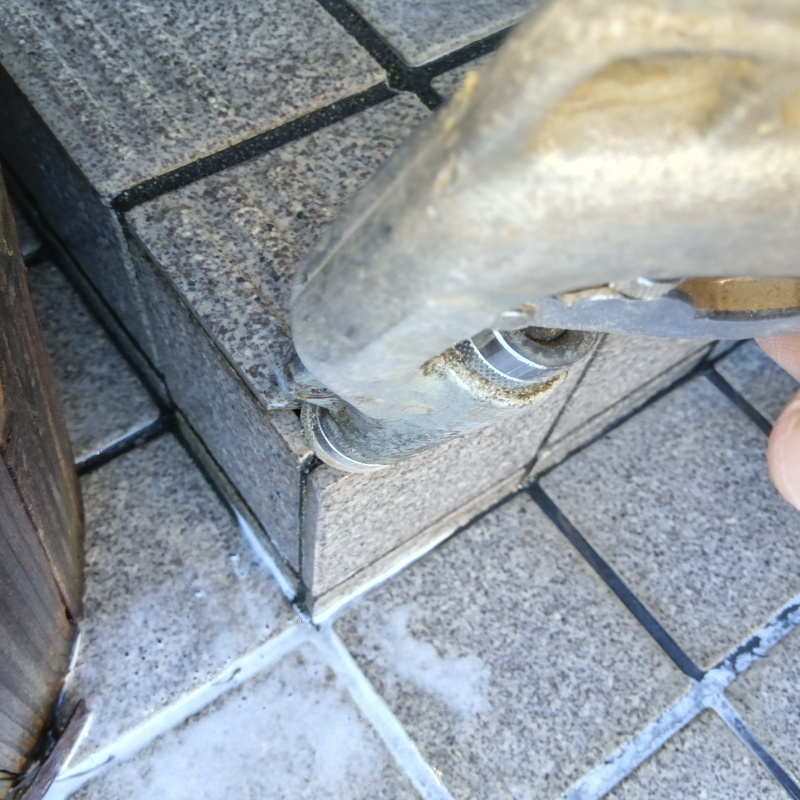 玄関の床にシロアリ駆除剤を注入