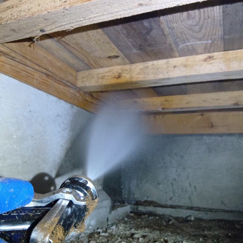 床下の木材にシロアリ駆除剤を散布