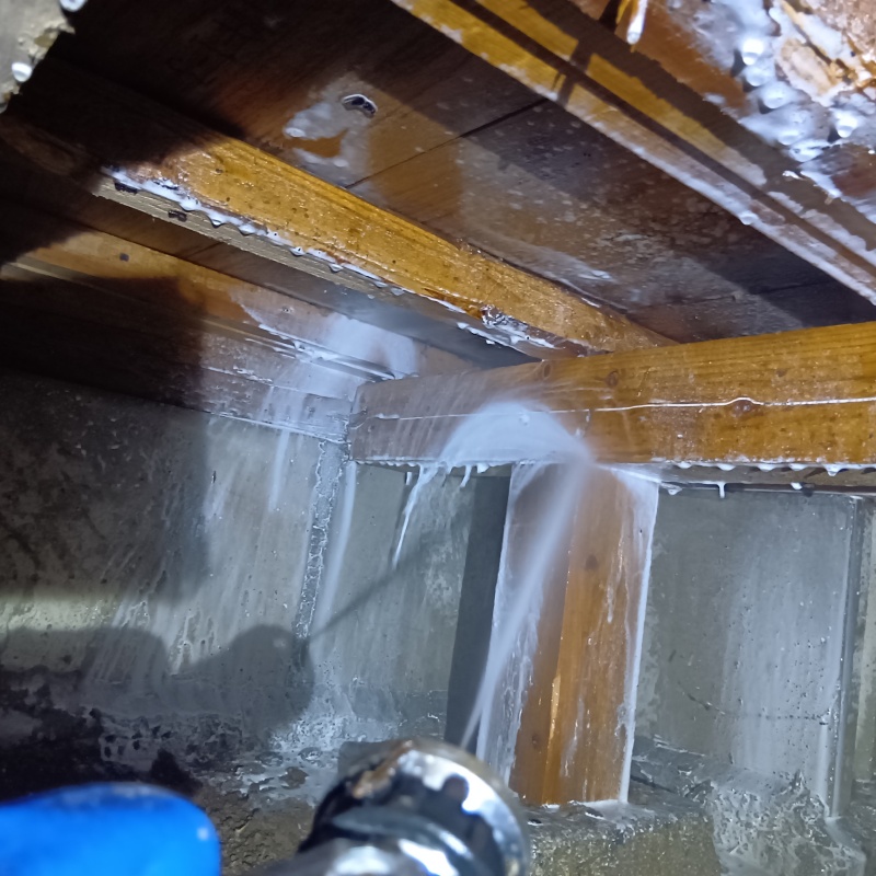 床下の木材にシロアリ駆除剤を散布