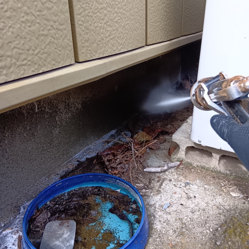 屋外の基礎付近にシロアリ駆除剤を散布