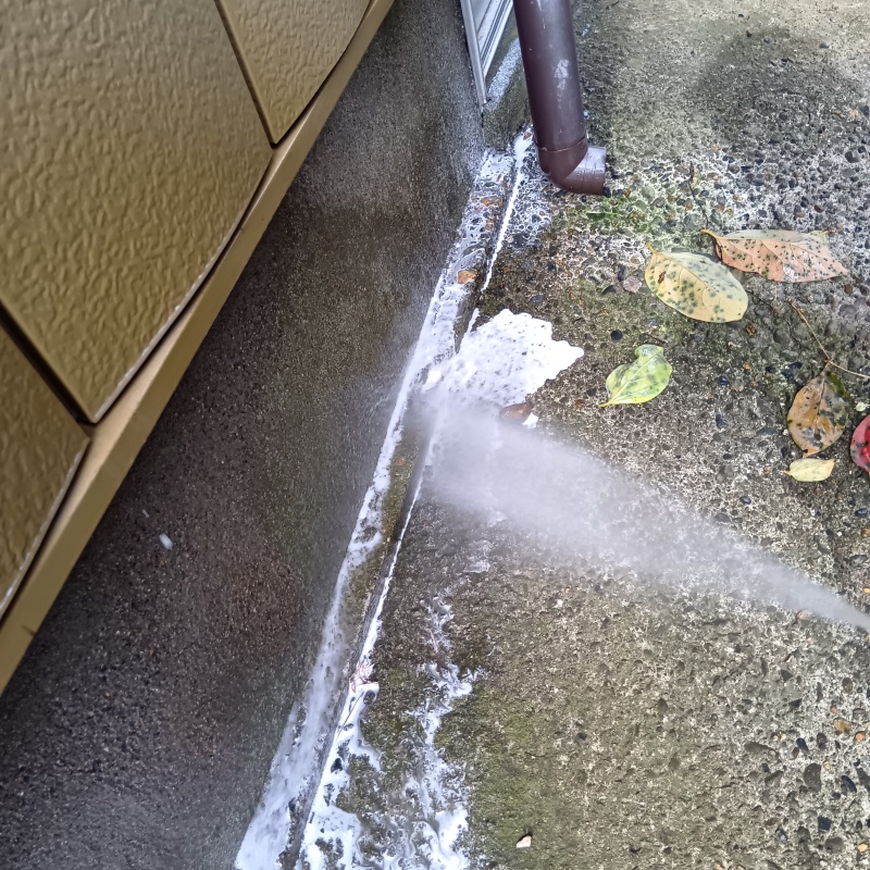 建物の外周にシロアリ駆除剤を散布