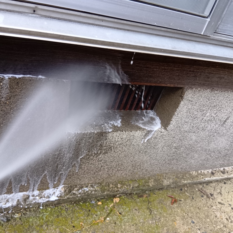 床下換気口のまわりにシロアリ駆除剤を散布