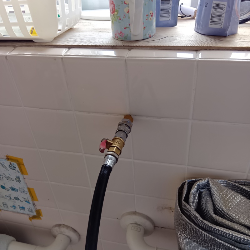 キッチンの壁にシロアリ駆除剤を注入