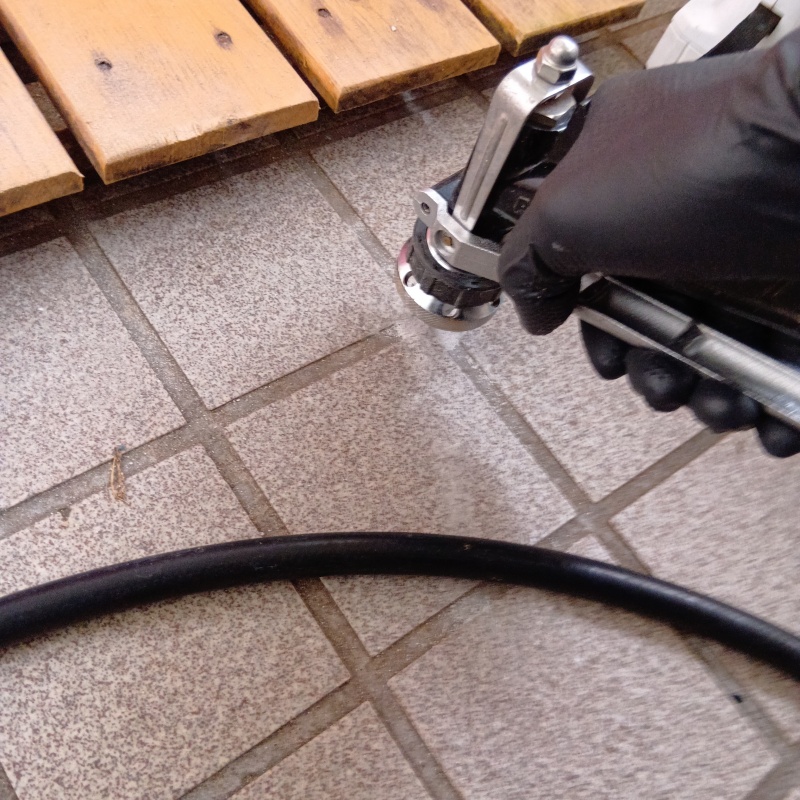 玄関の床にシロアリ駆除剤を注入