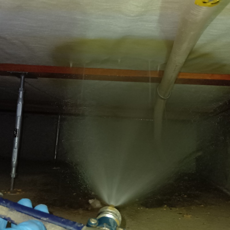 床下の木材に防蟻剤を散布