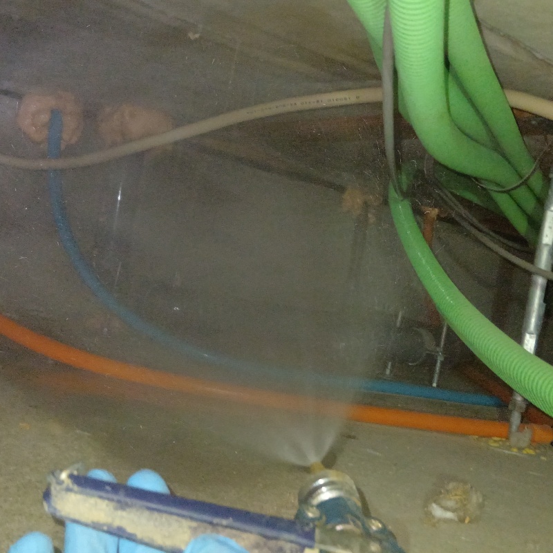 配線まわりに防蟻剤を散布