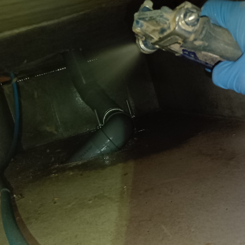 床下の地面に防蟻剤を散布