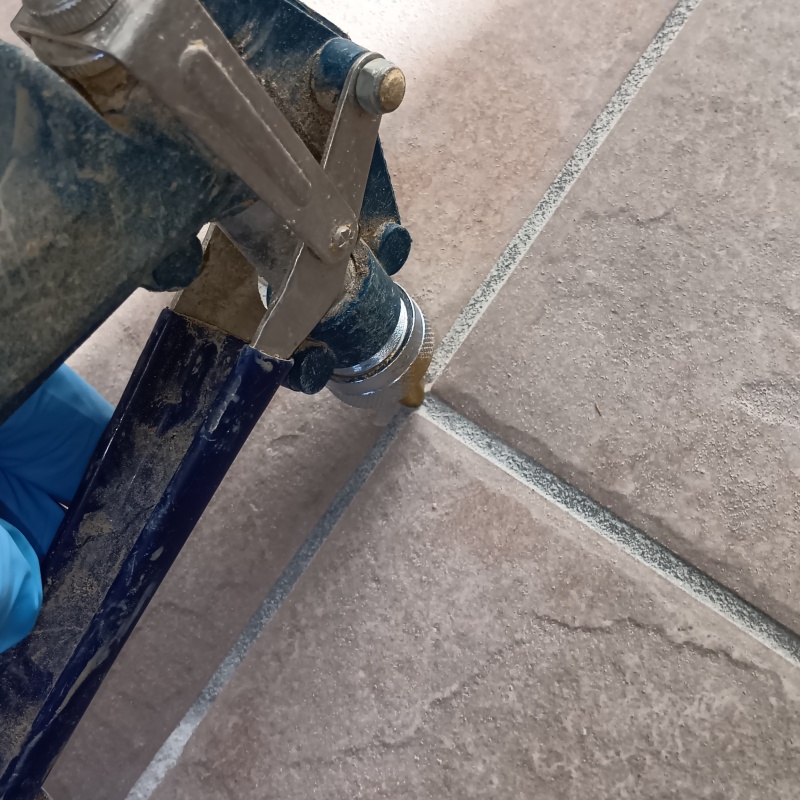 床に防蟻剤を注入