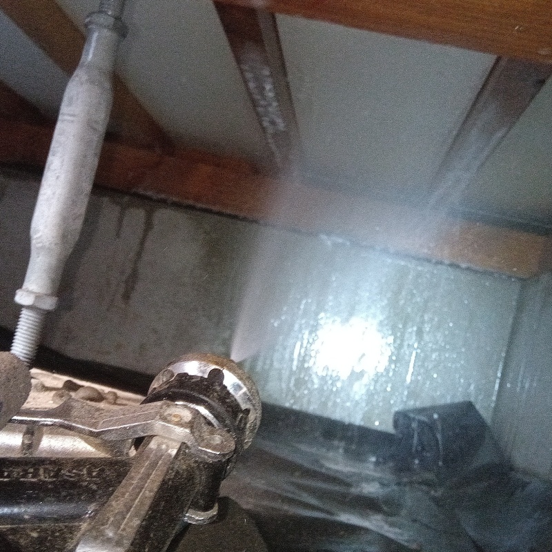 床下の木材にシロアリ駆除剤を散布