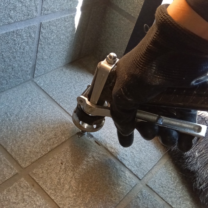 床にシロアリ駆除剤を注入