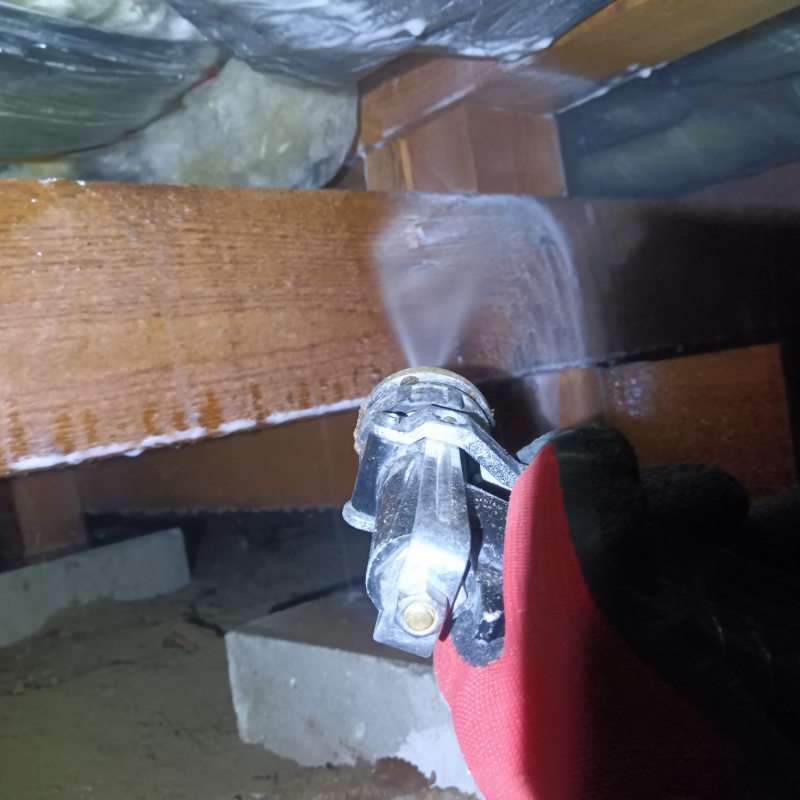 床下の木材にシロアリ駆除剤を散布