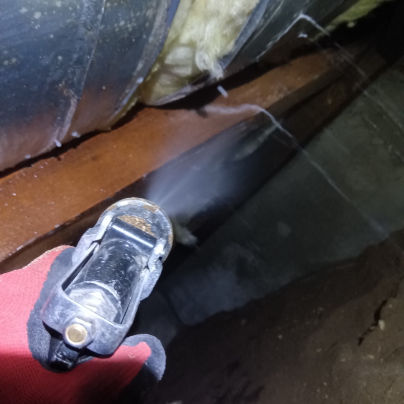 断熱材にシロアリ駆除剤を散布