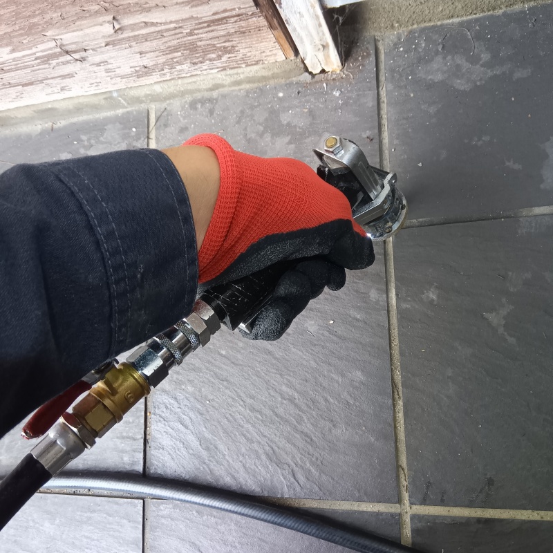 床にシロアリ駆除剤を注入