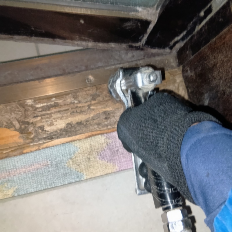 床下の木材にシロアリ駆除剤を散布