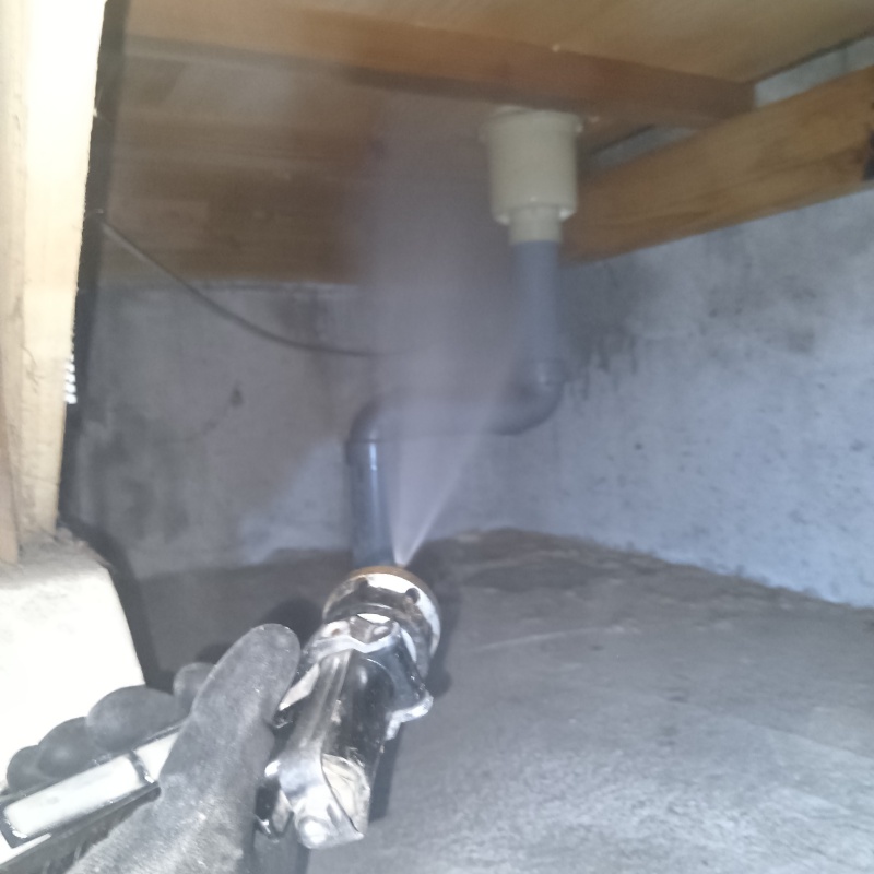 床下の木材にシロアリ駆除剤を散布