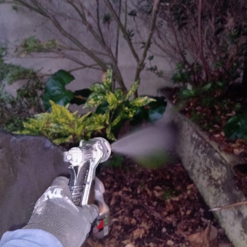 屋外の地面にシロアリ駆除剤を散布