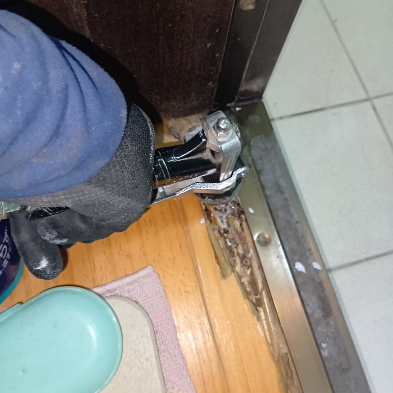 ドア枠にシロアリ駆除剤を散布