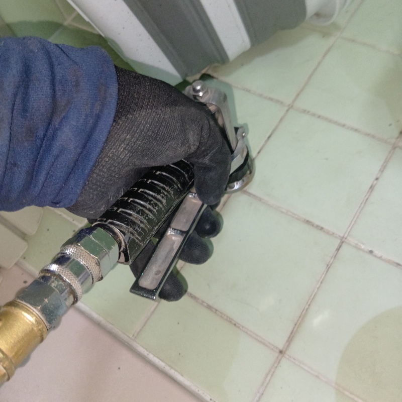 浴室の床にシロアリ駆除剤を注入