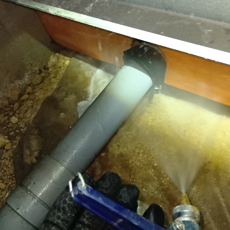 床下の地面にシロアリ駆除剤を散布