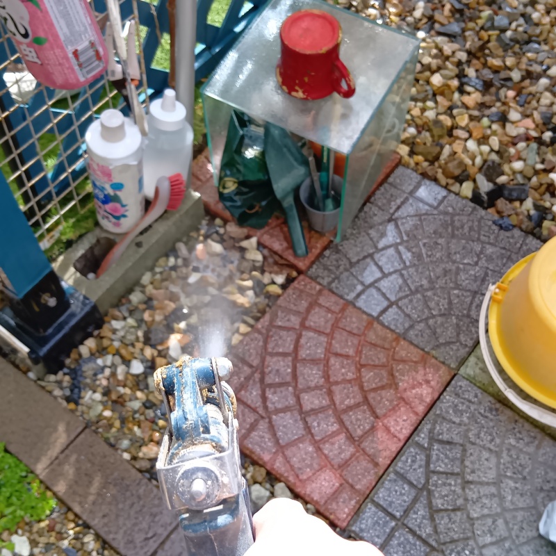 屋外の地面にシロアリ駆除剤を散布