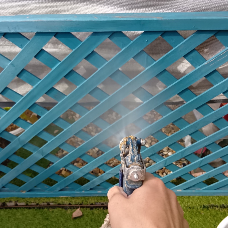 フェンスにシロアリ駆除剤を散布