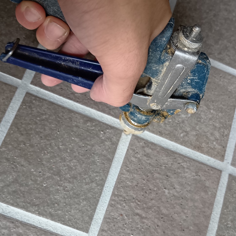 床にシロアリ駆除剤を注入