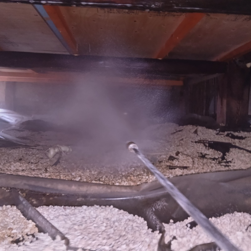 床下の木材にシロアリ駆除剤を散布