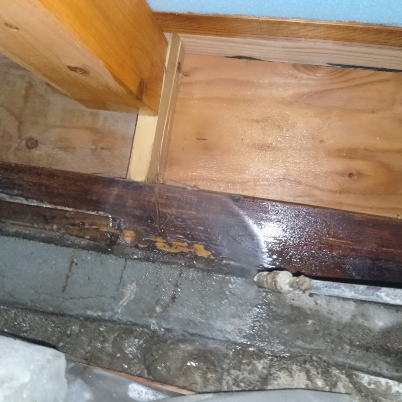 基礎部分にシロアリ駆除剤を散布