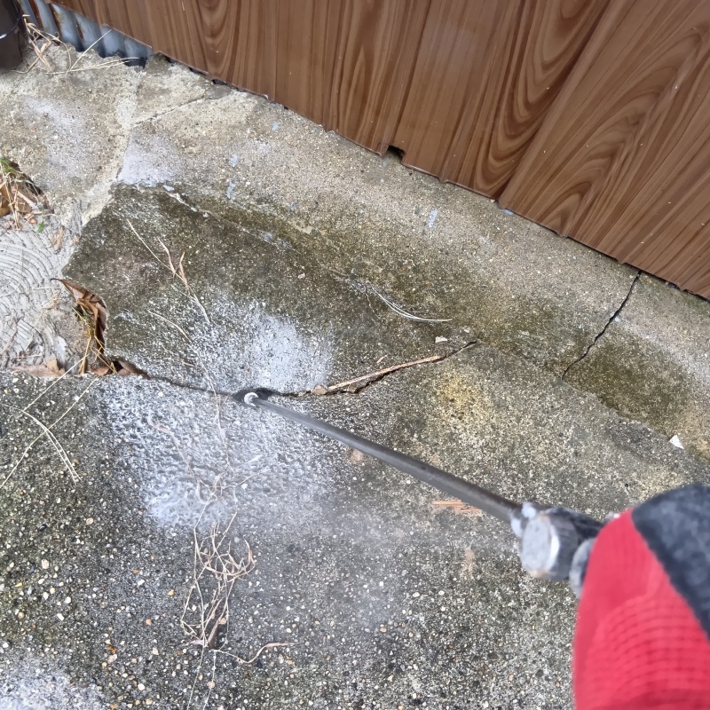 建物外周にシロアリ駆除剤を散布