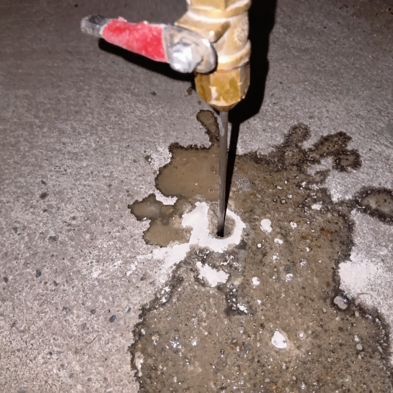 床にシロアリ駆除剤を注入