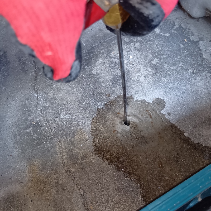 床にシロアリ駆除剤を注入