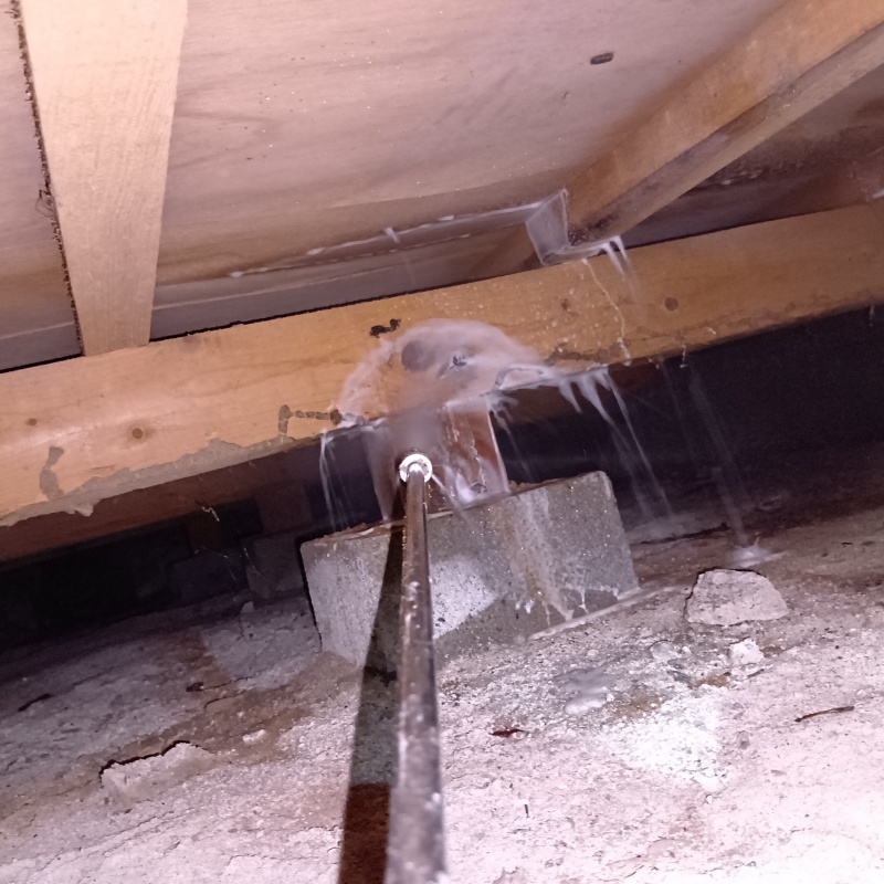 床下の木材にシロアリ駆除剤を散布