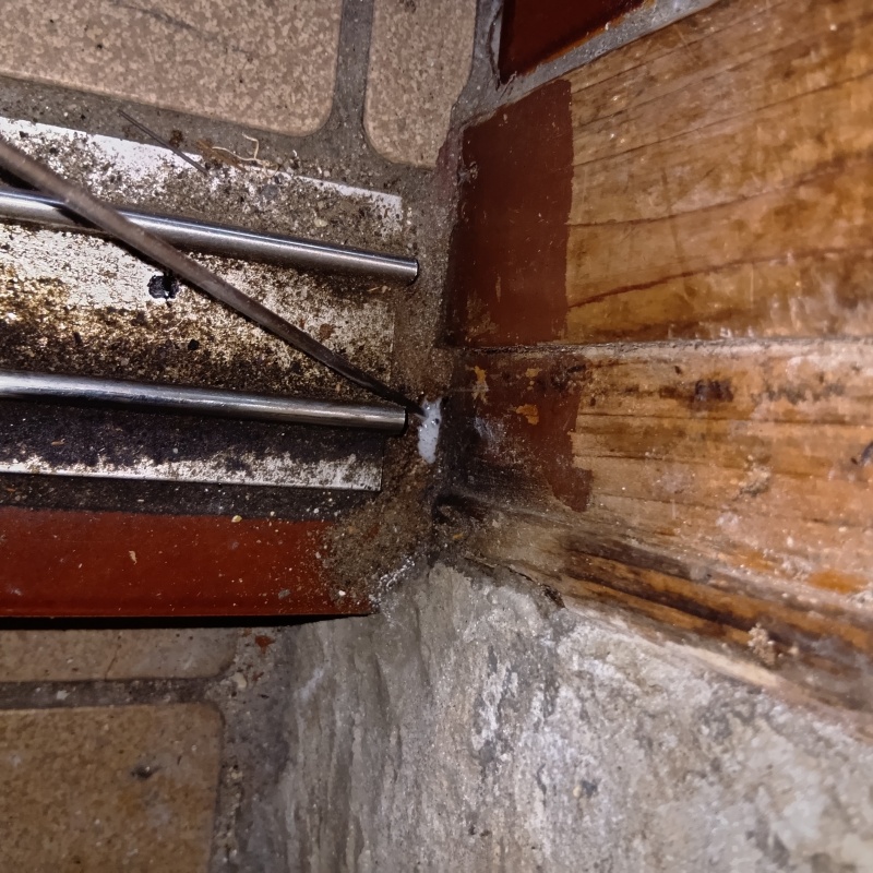 床下の木材にシロアリ駆除剤を散布