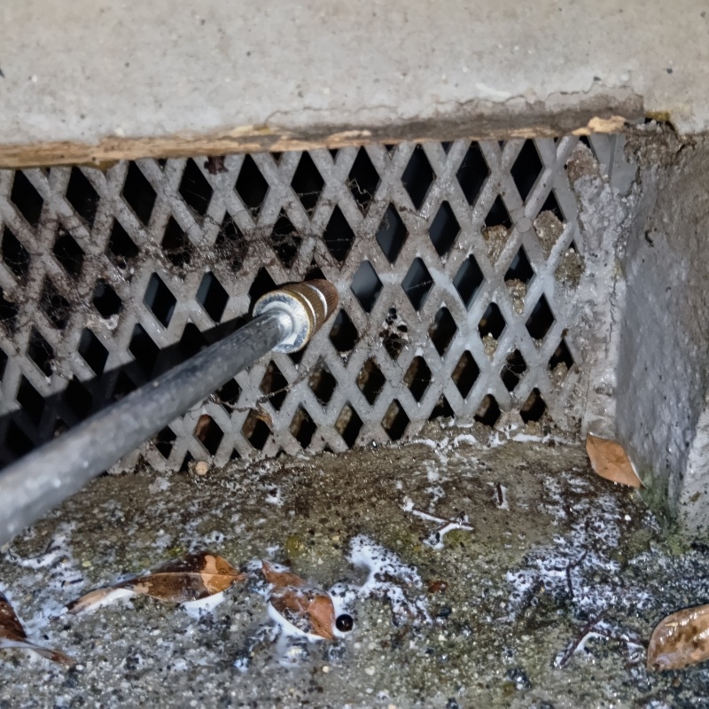 床下換気口からシロアリ駆除剤を散布