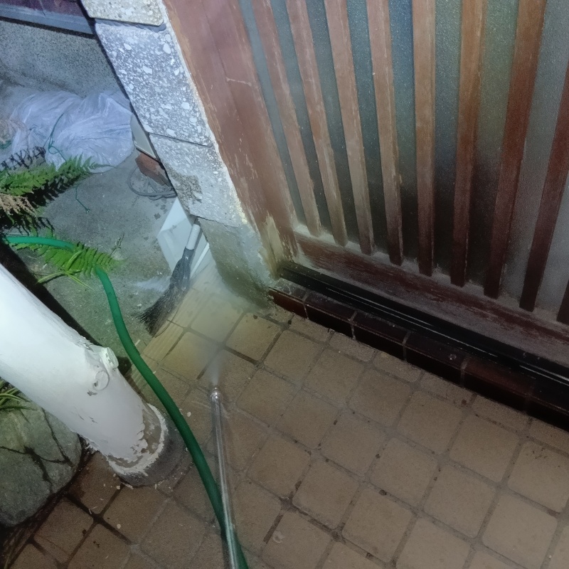 玄関まわりにシロアリ駆除剤を散布