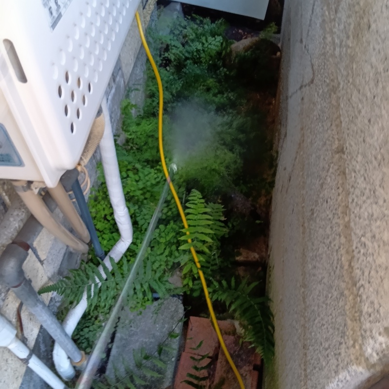 建物外周にシロアリ駆除剤を散布